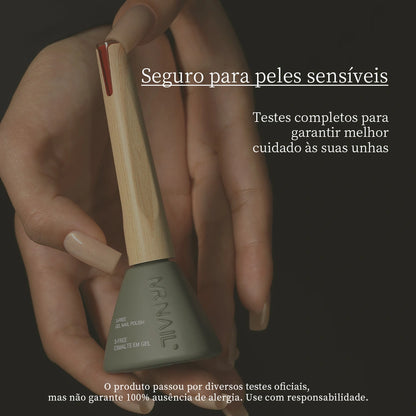 MR NAIL esmalte em gel 3-Free segurado por uma mão com manicure nude, mostrando a mensagem de cuidado para peles sensíveis e a segurança do produto testada.